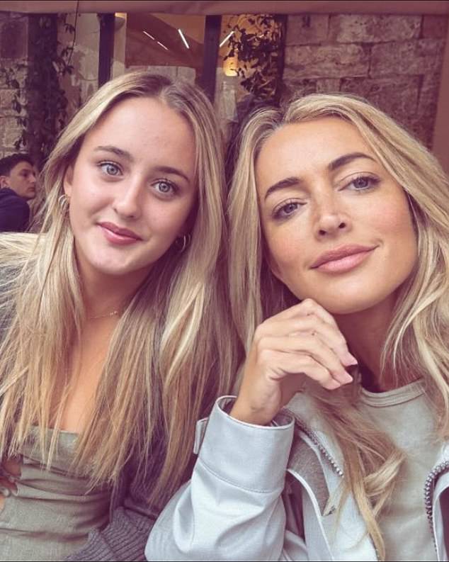 وكشفت الأم البالغة من العمر 50 عامًا، في برنامج Kyle & Jackie O على قناة KIIS FM، يوم الأربعاء، أن الأطباء اعتقدوا أنها تعاني من سرطان الدم. في الصورة مع ابنتها كيتي هندرسون