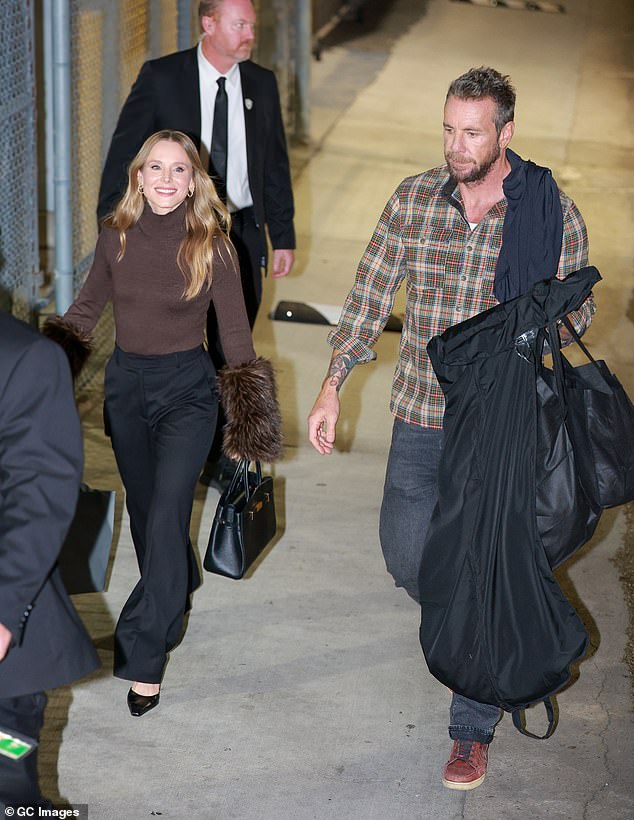 وأضافت كريستين أن صديق داكس فعل أكثر مما توقعوا، والآن يبدو المنزل وكأنه مشتعل بالنار الملونة؛ في الصورة متوجهاً إلى التسجيل في هوليوود يوم الثلاثاء