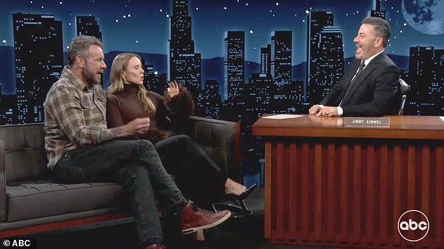 اعترف داكس بأنه كان قلقًا على سلامة صديقه، قبل أن يكشف أنه سقط بالفعل من السطح - لكن حبال الأمان التي أحضرها معه أنقذته. وقال مازحا إن المقاول تمكن من التقاط صور لصديقه وهو معلق