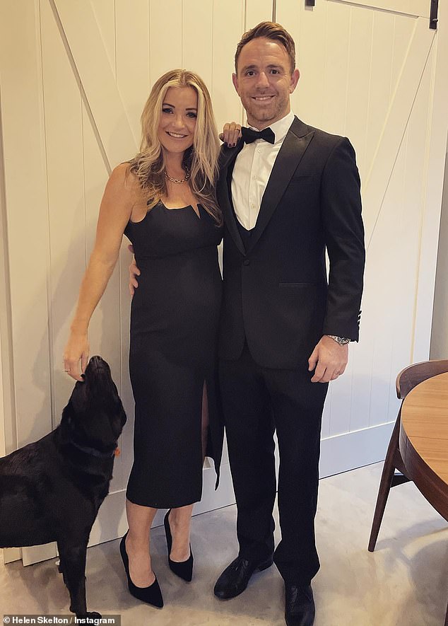 وأعلن الزوجان انفصالهما المفاجئ في عام 2022، ثم انفصلا بعد ذلك بعامين، لكنها كانت لا تزال تُعرف باسم هيلين مايلر في الوثائق الرسمية. لقد غيرت ذلك الآن مرة أخرى إلى هيلين سكيلتون