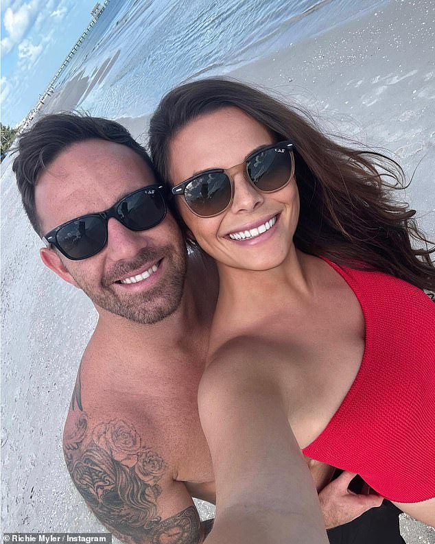 وانفصل الزوجان بعد تسع سنوات من الزواج، وبدأ نجم ليدز رينوس آنذاك علاقة مع ستيفاني ثيرخيل، ابنة رئيس النادي في ذلك الوقت.