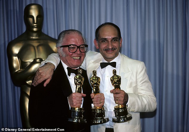 كينغسلي مع المخرج السير ريتشارد أتينبورو بعد اكتساح المجلس في حفل توزيع جوائز الأوسكار الخامس والخمسين في عام 1983