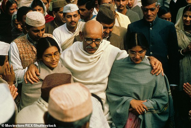 المفارقة في تغيير اسم له أصول راسخة في الهندوسية والإسلام ليلعب في نهاية المطاف دور أحد أعظم المفكرين الأحرار في الهند لا تضيع على النجم المخضرم (في الصورة باسم غاندي)