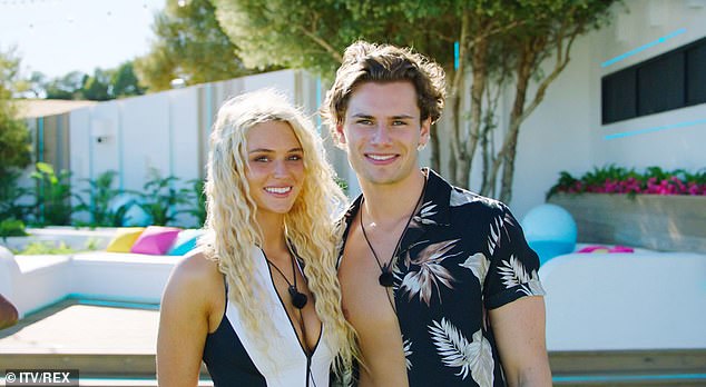 وقع جو في حب لوسي دونلان في جزيرة الحب في عام 2019، لكن الثنائي انفصلا، وأصبحت لوسي مخطوبة الآن للمتسابق في عام 2020 لوك مابوت.