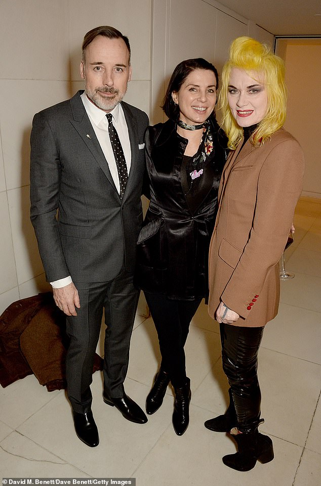 على الرغم من قاعدتها الجماهيرية، ظلت هوغ مناهضة للمؤسسة، ورفضت تسويق علامتها التجارية (في الصورة مع ديفيد فورنيش وسادي فروست)