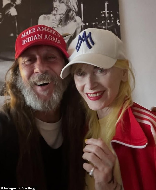 وكشف بيان أن المصممة توفيت في دار رعاية 