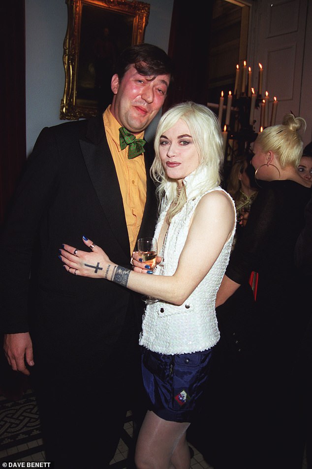 وصف المطلعون على الموضة بام بأنه الوريث الروحي لفيفيان ويستوود - فاسق في الروح، صاحب رؤية في التنفيذ، وعنيد تمامًا (في الصورة مع ستيفن فراي في عام 1997)