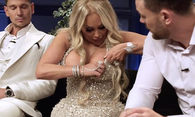 بالكاد تمكنت مصممة الأزياء من احتواء انقسامها في الفستان الجذاب