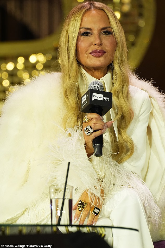 انضمت زوي إلى The Real Housewives of Beverly Hills وستكون عضوًا رئيسيًا في فريق التمثيل في الموسم 15، والذي سيُعرض لأول مرة يوم الخميس المقبل؛ في الصورة في BravoCon هذا الشهر