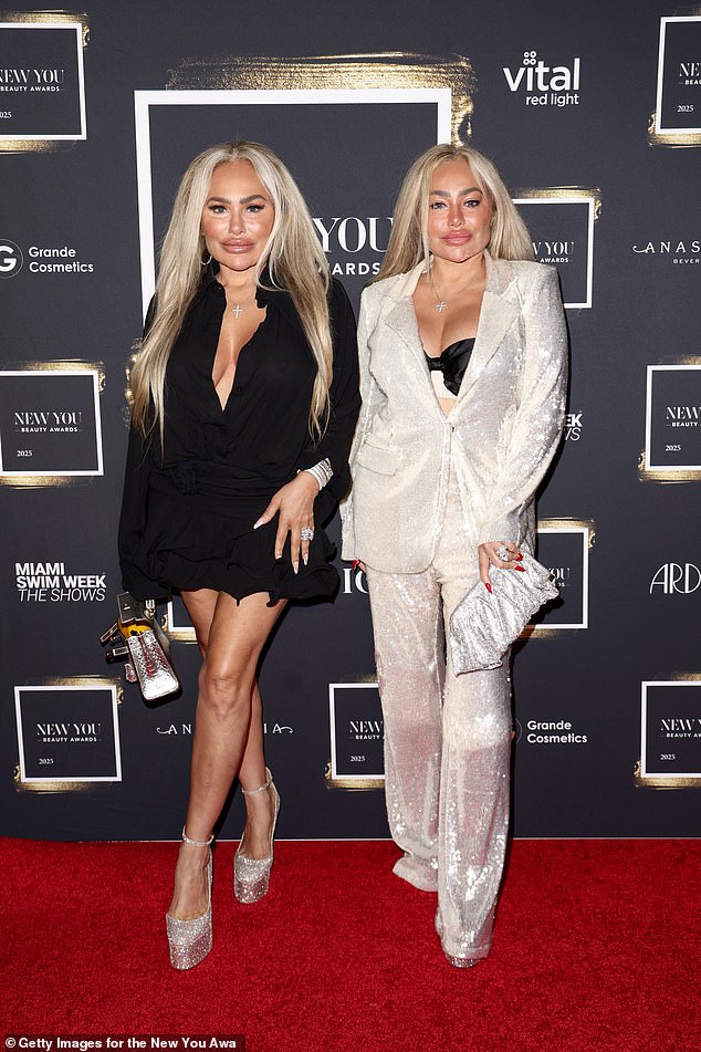 أصبحت دارسي وشقيقتها التوأم ستايسي، وهي أيضًا نجمة كبيرة في سلسلة 90 Day Fiance، مشهورتين بسبب عملياتهما التجميلية الشديدة.