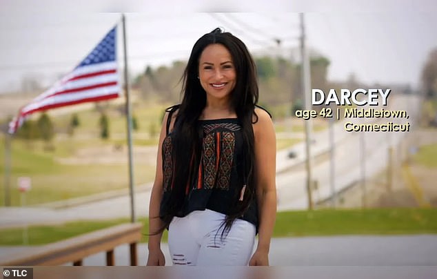 تم تصوير دارسي ذات الوجه الجديد في عام 2017 عندما انضمت لأول مرة إلى سلسلة 90 Day Fiance