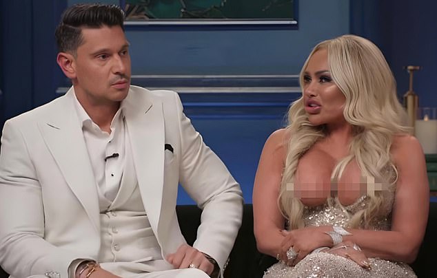 انسكبت منحنيات دارسي بالكامل من الفستان لتكشف فطائر اللحم أمام زملائها - وللمشاهدين المصدومين