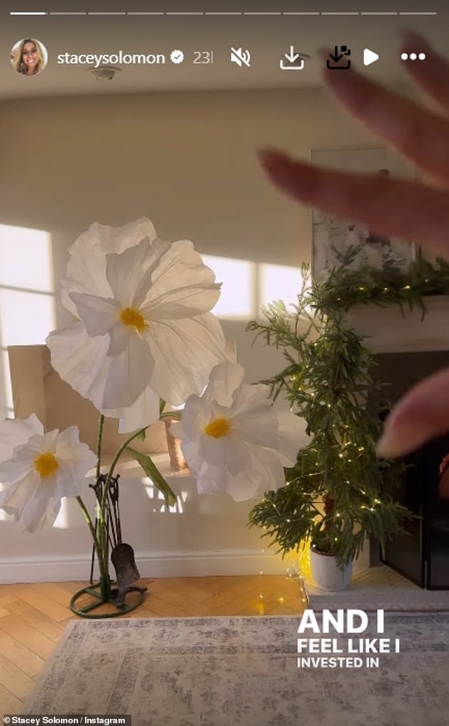 اعترف ستايسي بأن الزهور الاصطناعية كانت 