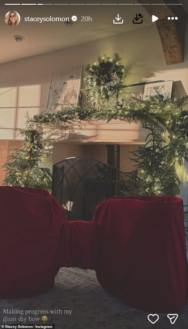 في مكان آخر في Pickle Cottage، قامت نجمة Sort Your Life Out بتغطية إكليل جميل فوق المدفأة وكشفت أنها كانت مشغولة بصنع قوس أحمر عملاق