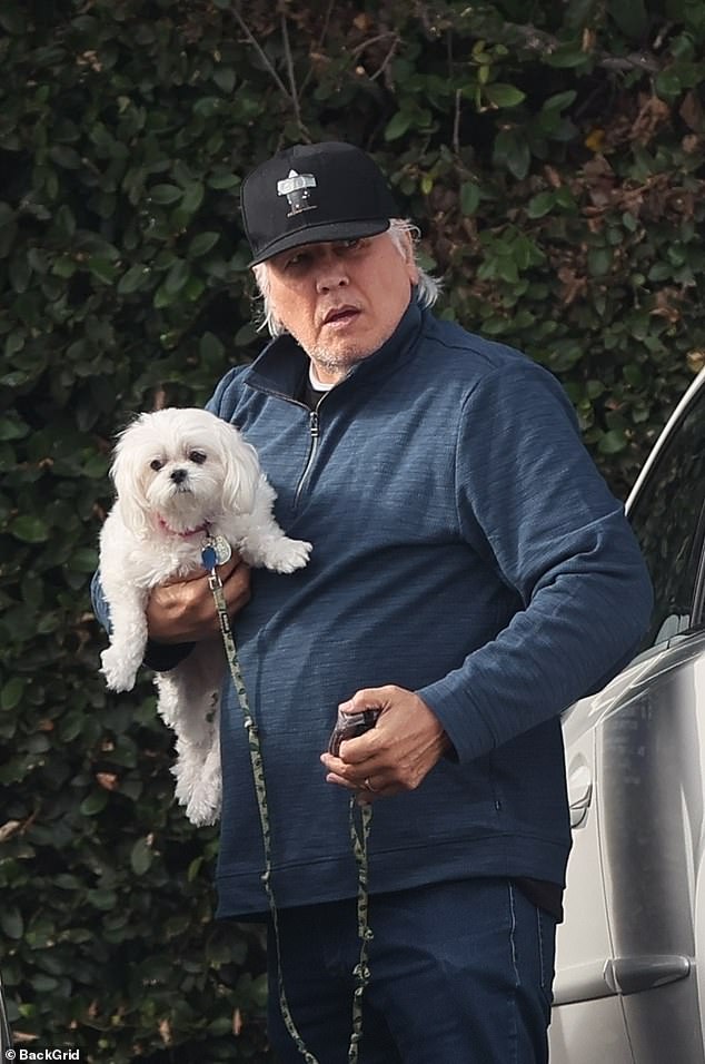 ارتدى بلتران سترة زرقاء بسحاب وجينز وقبعة سوداء