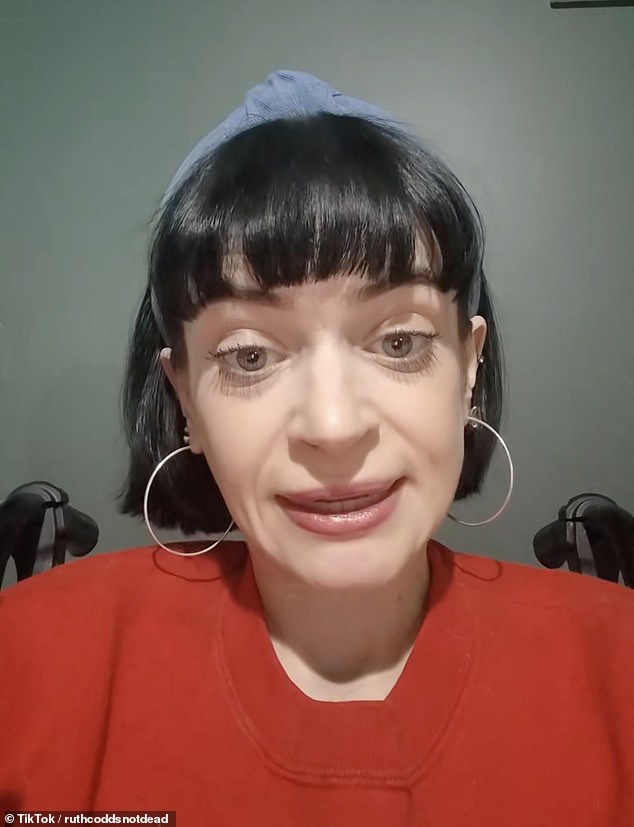 وقد تمت إزالة ساق الممثلة، البالغة من العمر 29 عامًا، قبل ست سنوات بعد أن عانت من ألم مؤلم بسبب إصابة كانت تلعب كرة القدم عندما كان عمرها 15 عامًا، والتي فشلت في الشفاء بشكل صحيح.