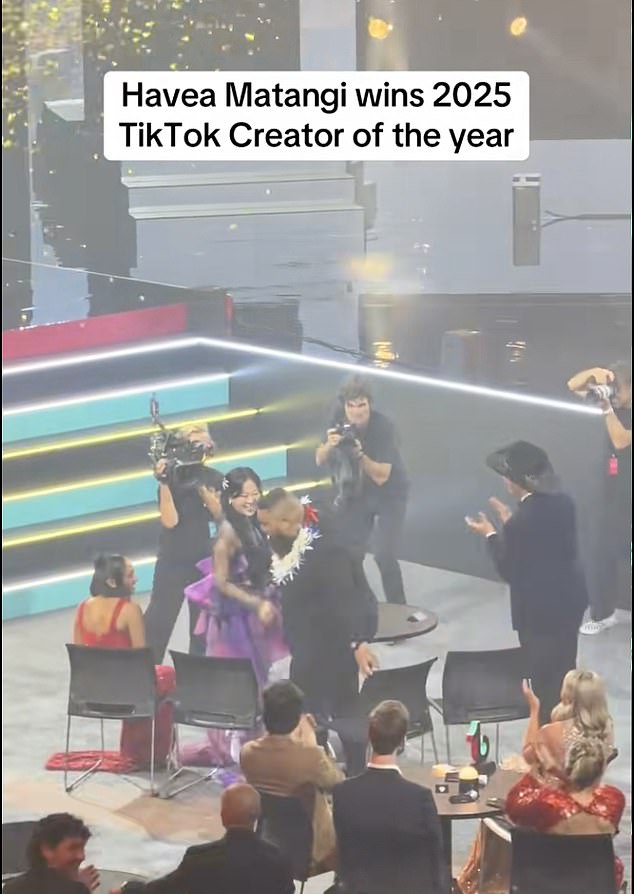 لاتيشا (أقصى اليسار) لم يقف ويصفق لزميله المبدع IIai، المعروف باسم Havea676، عندما تم الإعلان عن فوزه