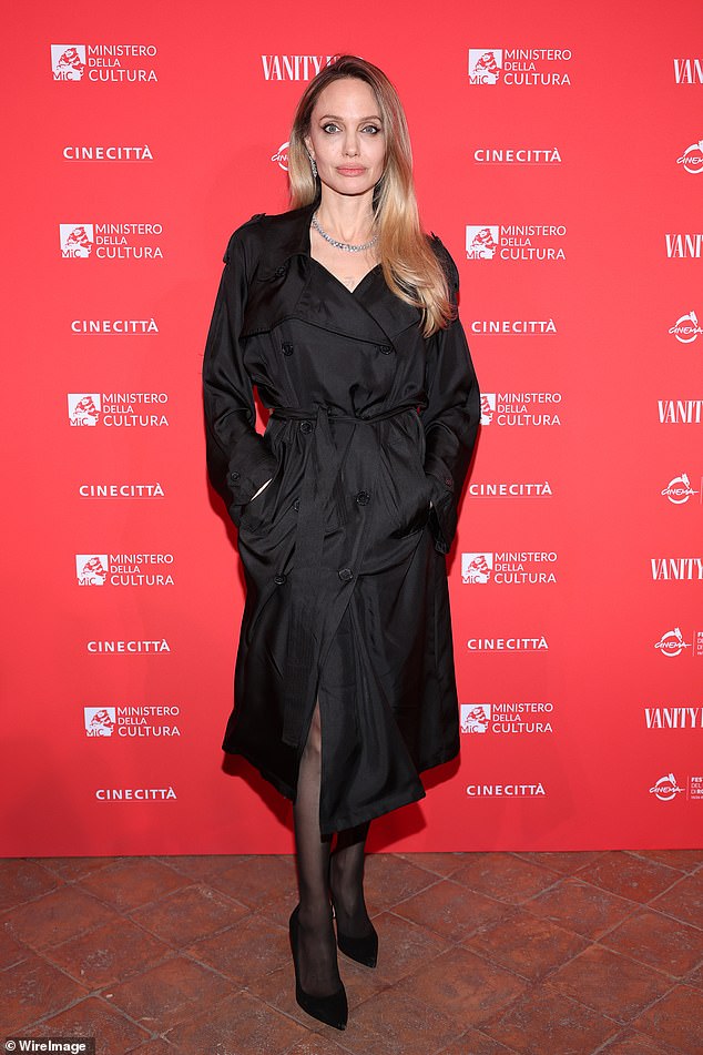 وفي الوقت نفسه، كانت زوجته السابقة أنجلينا جولي مشغولة بصناعة الأفلام؛ شوهد في أكتوبر