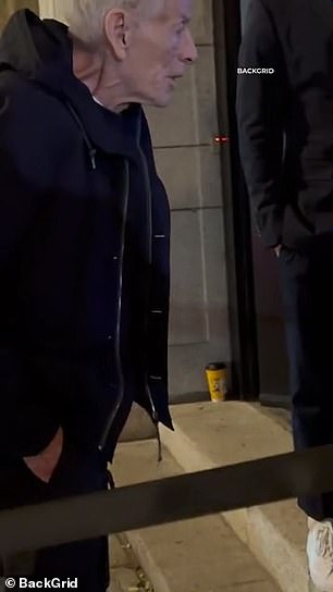 أصيب الرجل الثمانيني بالارتباك بسبب ومضات الكاميرا عند المدخل، مما أدى إلى تعثره وتشوشه