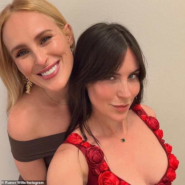 انضمت شقيقتها الصغرى سكاوت ويليس (على اليمين) إلى مغنية الإبحار في قاعة الرقص في استوديوهات تلفزيون سيتي وهي ترتدي بلوزة حمراء على شكل وردة