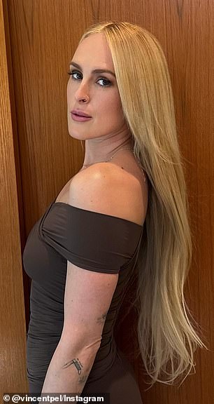 تم تحديد بشرتها بالكامل بواسطة فنانة المكياج إيمي أوريسمان