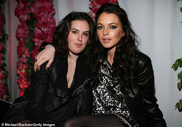 كان طفل بروس ويليس البالغ من العمر 37 عامًا والنجم الطفل السابق البالغ من العمر 39 عامًا غليظًا كاللصوص بين عامي 2006 و2009، لكنهما لا يتابعان بعضهما البعض على إنستغرام (في الصورة عام 2006)