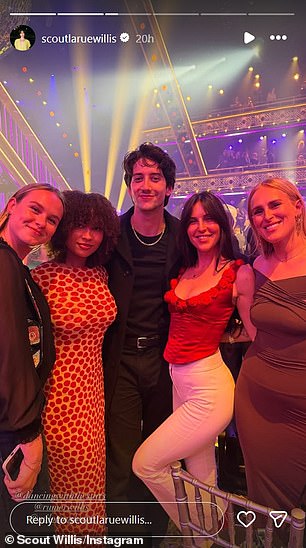 لقد هتفوا للمتأهل للتصفيات النهائية ديلان إيفرون وشريكه في الرقص داني كاراجاش، الذي جاء في المركز الرابع