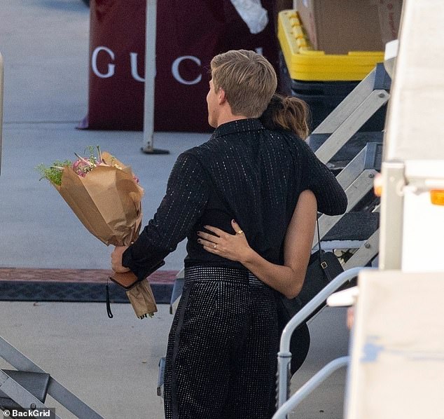 لم تتمكن زوتشيتل من مسح الابتسامة عن وجهها عندما أهدت روبرت باقة ضخمة من الزهور قبل أن تعانقه حنونًا.