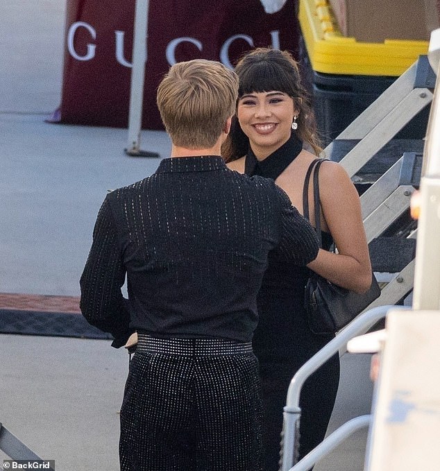 وشوهد محارب الحياة البرية، البالغ من العمر 21 عامًا، وهو يقضي بعض الوقت مع الممثلة الأمريكية خلف الكواليس قبل أدائه الأخير في العرض