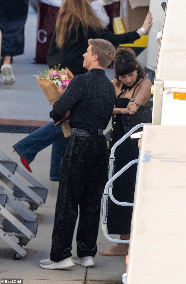 تحدث الزوجان وضحكا بينما أمضيا الوقت معًا