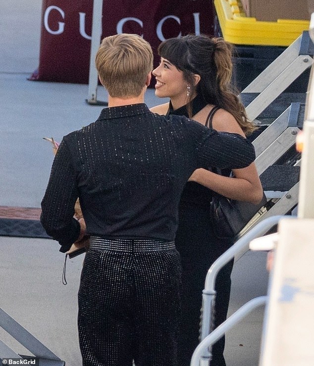 بدا Xochitl أنيقًا في فستان أسود طويل برقبة رسن بينما بدا روبرت أنيقًا في قميصه الراقصة اللامع وسرواله اللامع