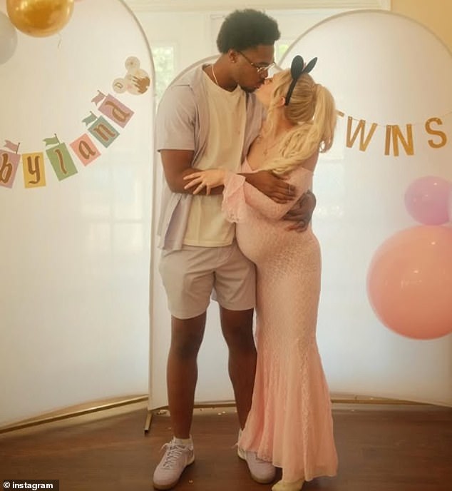 وفي الشهر التالي من شهر يوليو، كشفوا أيضًا عن أنهم ينتظرون طفلتين توأم