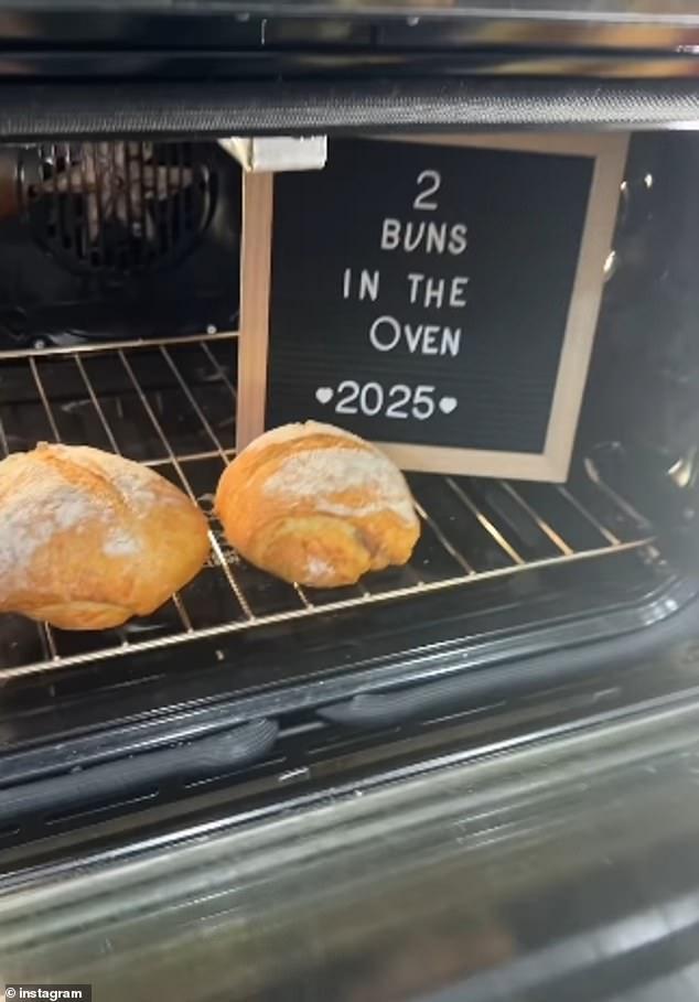 في وقت سابق من هذا العام في شهر يونيو، أعلنت يونغر عن حملها في مقطع فيديو بعنوان: “وضع كعكة (كعكات) في الفرن”.