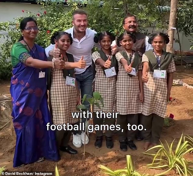 بدا لاعب كرة القدم السابق وكأنه في عنصره أثناء مشاركته في سلسلة من الأنشطة في مدرسة محلية في فيساخاباتنام