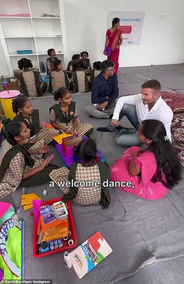 وشملت زيارة بيكهام التي استغرقت أربع ساعات أيضًا رحلة إلى مكتبة المدرسة، حيث جلس في دائرة القراءة بينما كان الأطفال يناقشون كتبهم المفضلة