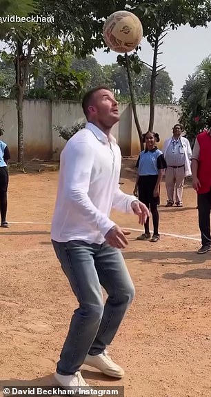 وأنهى لاعب كرة القدم السابق الزيارة ببرنامج تعليمي لكرة القدم بلمسة واحدة في ملعب المدرسة