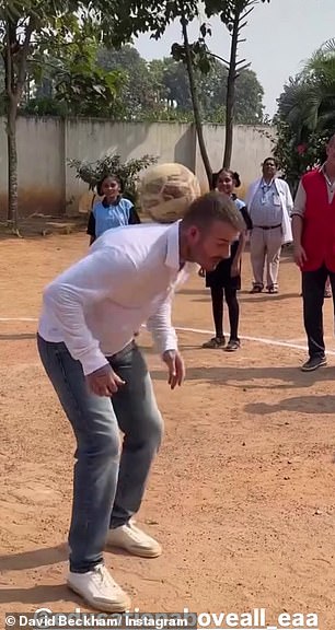 أثبت بيكهام أنه لم يفقد أياً من مهاراته المثيرة للإعجاب أثناء لعب كرة القدم على كتفيه