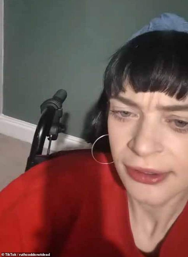 وكشفت الممثلة يوم الأربعاء أنها أزيلت ساقها الثانية من تحت الركبة، حيث شاركت مقطع فيديو على TikTok لها على كرسي متحرك.