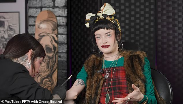 وكشفت النجمة عن أسباب إجراء العملية الجراحية في مقابلة أجريت معها مؤخرًا، واعترفت بأنها قد أزالت جميع أصابع قدميها بالفعل في عام 2021 بعد استخدام العكازات لمدة ثماني سنوات.