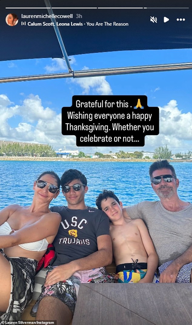 يأتي ذلك بعد أن احتفلت لورين بعيد الشكر بلقطة لطيفة، حيث وقفت على متن قارب مع خطيبها سيمون كويل وابنهما إريك، 11 عامًا، وابنها آدم، 19 عامًا.