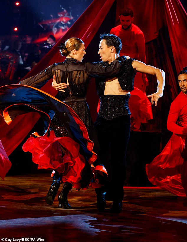 فازت كارين بجماهير Strictly هذا العام، بفضل حركاتها وطاقتها المذهلة التي يتمتع بها مبتدئ الرقص (في الصورة يوم السبت)