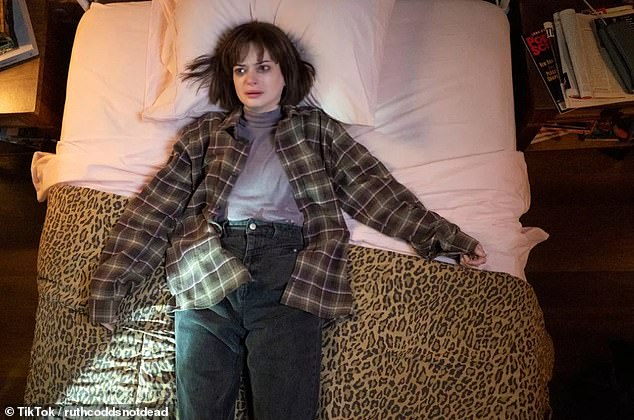 اكتسبت متابعين على TikTok، حيث قامت بتصوير مقاطع فيديو عن كونها مبتورة الأطراف. عندها تم ملاحظتها من خلال اختيار المخرجين لـ Midnight Club على Netflix لتلعب دور Anya