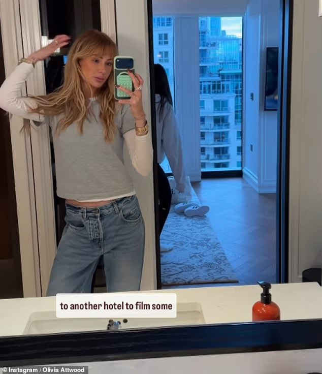 لمواصلة يومها المزدحم، قادت أوليفيا سيارتها عبر لندن لتصوير حملة أخرى، قبل الذهاب إلى KISS FM لتسجيل برنامجها الإذاعي، قبل اجتماع العشاء مع وكلائها.