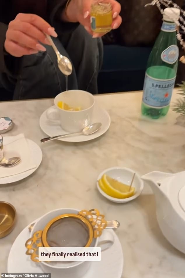 بعد تناول الإفطار مع صديقتيها، استمتعوا بعد ذلك باحتساء الشاي الفاخر في فندق كارلتون جميرا تاور في نايتسبريدج.