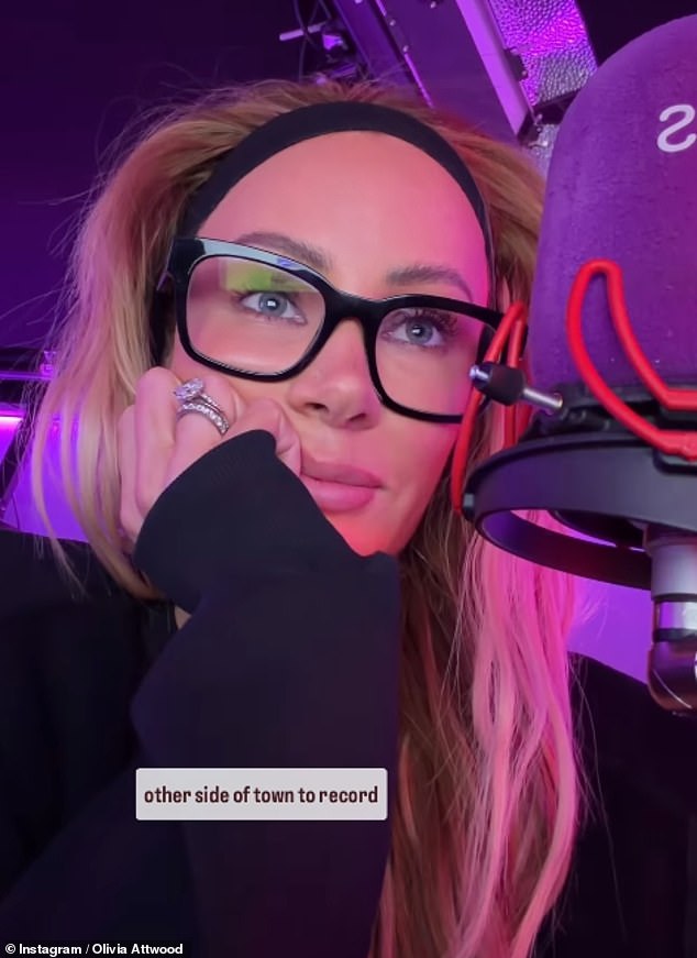 نشرت مضيفة The Bad Boyfriends مقطعًا يظهر يومًا مليئًا بالعمل، والذي تضمن رحلة إلى مجلسي البرلمان، وتسجيل برنامجها الإذاعي، وحتى تخصيص وقت للمشي في الصباح الباكر.