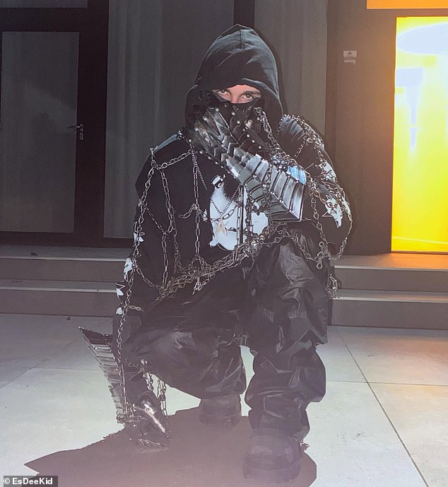 النجم الفيروسي من ليفربول وقد صعدت أغانيه إلى أعلى 20 أغنية في قائمة الأغاني الفردية في المملكة المتحدة في الأسابيع الأخيرة