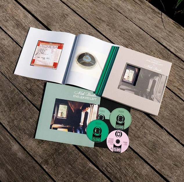 لم يُحدث ظهور دريك لأول مرة في عام 1969 سوى القليل من التموجات حتى الثمانينيات، عندما أثبت نفسه كأحد الأعمال الكلاسيكية الشعبية. أعطته هذه الطبعة الموسعة أسبوعه الأول في قائمة الألبومات، بعد 51 عامًا من وفاته