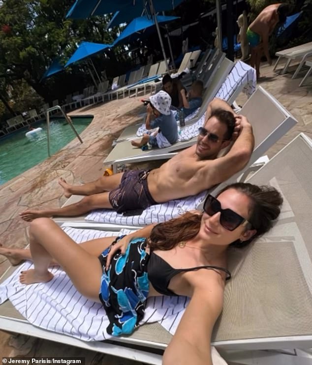 وبينما كان ينتظر لتحية زوجته عارضة الأزياء السابقة، شوهد جيريمي وهو يسترخي بجانب حمام السباحة مع شقيقته ميلاني، التي كانت تستمتع بأشعة الشمس مرتدية بيكيني أسود.