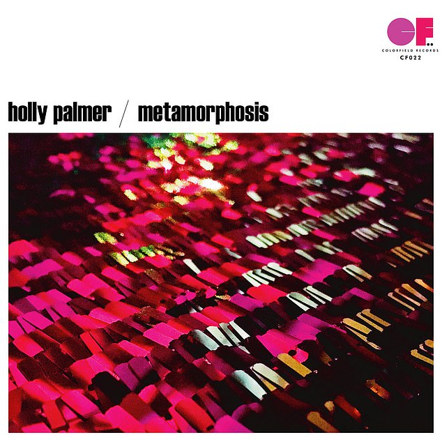 أحدث أعمال هولي بالمر هو 