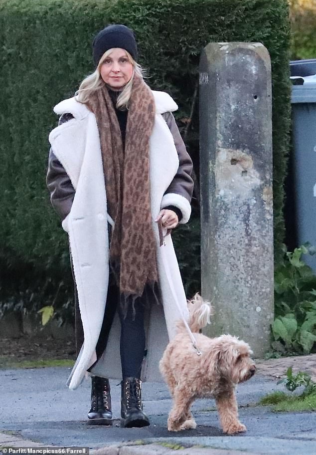 متحدية الطقس البريطاني البارد، أضافت ممثلة المسلسلات وشاحًا بنيًا بطبعة جلد الفهد وقبعة شتوية وحافظت على راحتها في زوج من الأحذية ذات الأربطة